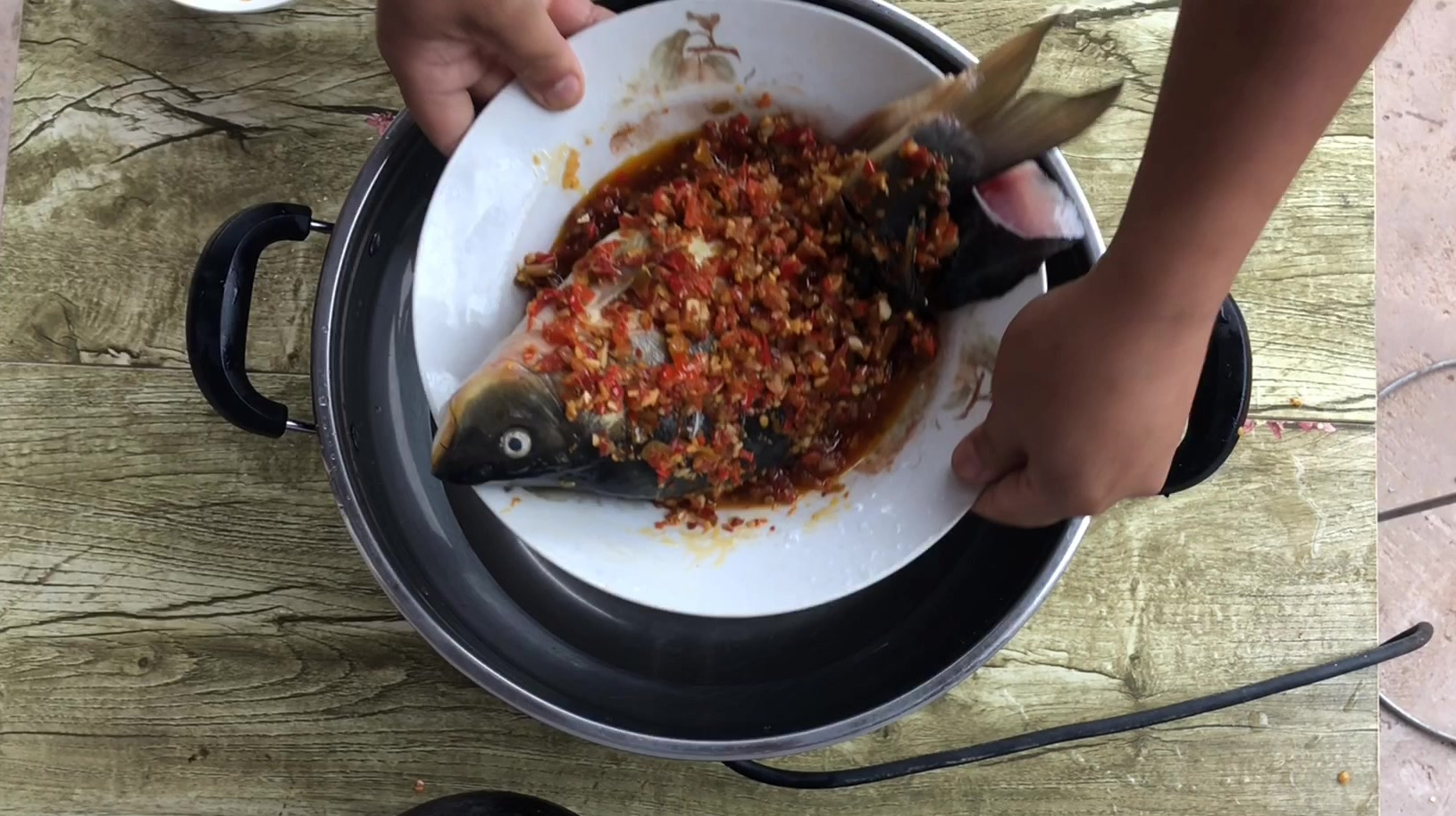 裸斑鱼的正确打开方式……家里来客人都说:很挺好吃!