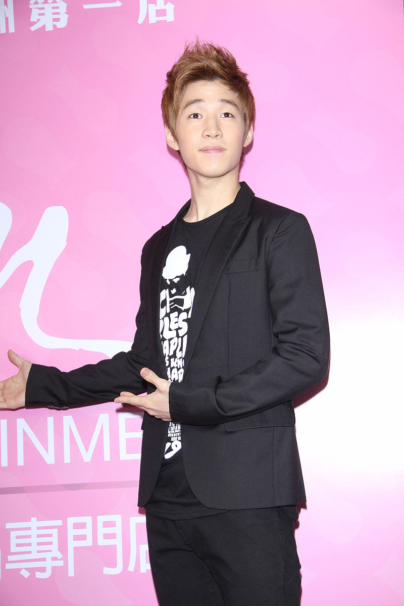 2011年7月8日,台北,"s.m.官方明星商品专门店"开业.super junior-m团