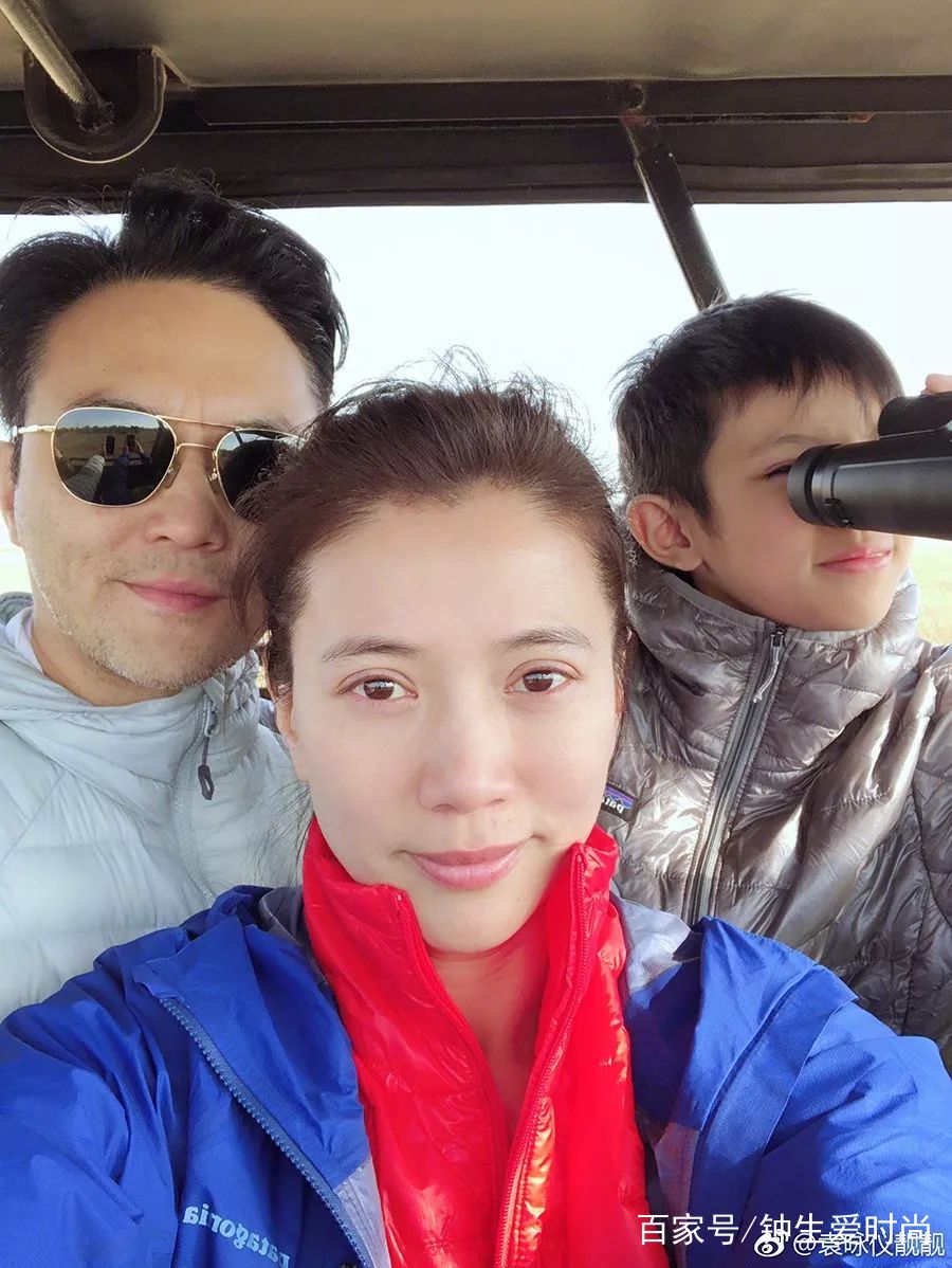 袁咏仪双眼皮宽的过分,像刚割完还没消肿,可是