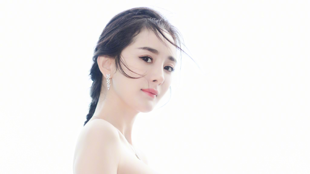 #杨幂# 【杨幂最新大片再现五官硬伤,鼻孔一大一小】近日,杨幂的最新大片再次引起网友热议,