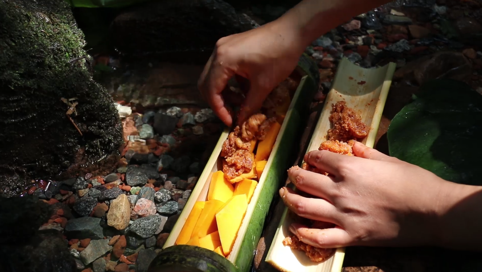 第一次在野外的山沟,用竹筒做粉蒸肉,味道香的不得了