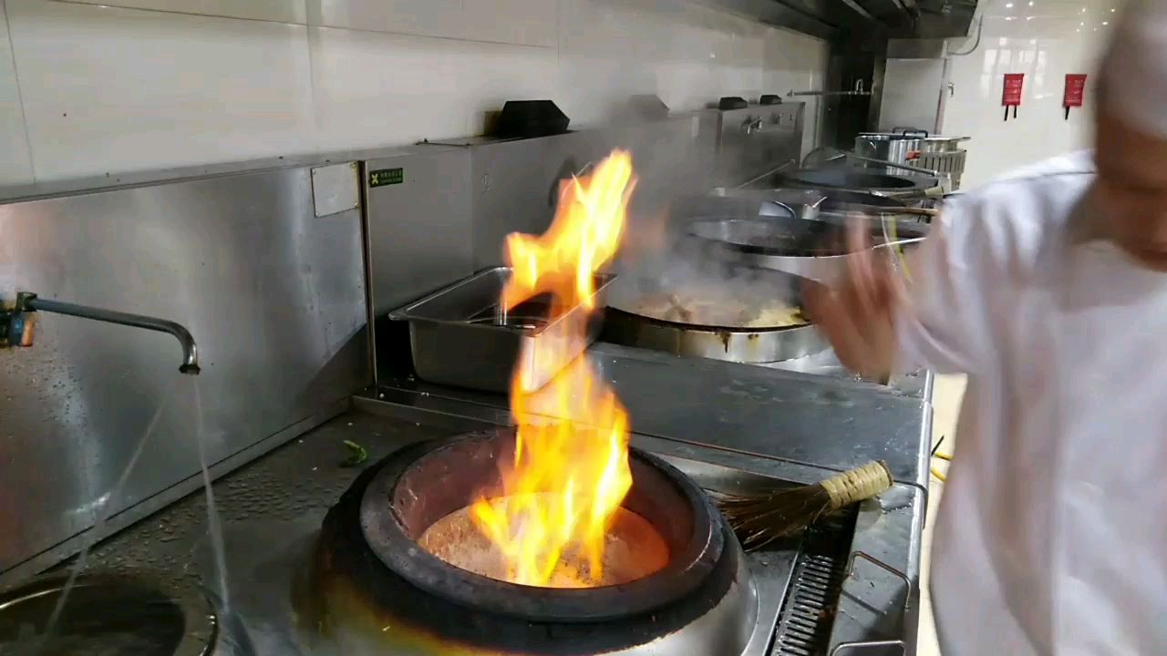 食堂大厨用30斤猪肉,30斤萝卜烧一锅,出锅香喷喷的,真好吃
