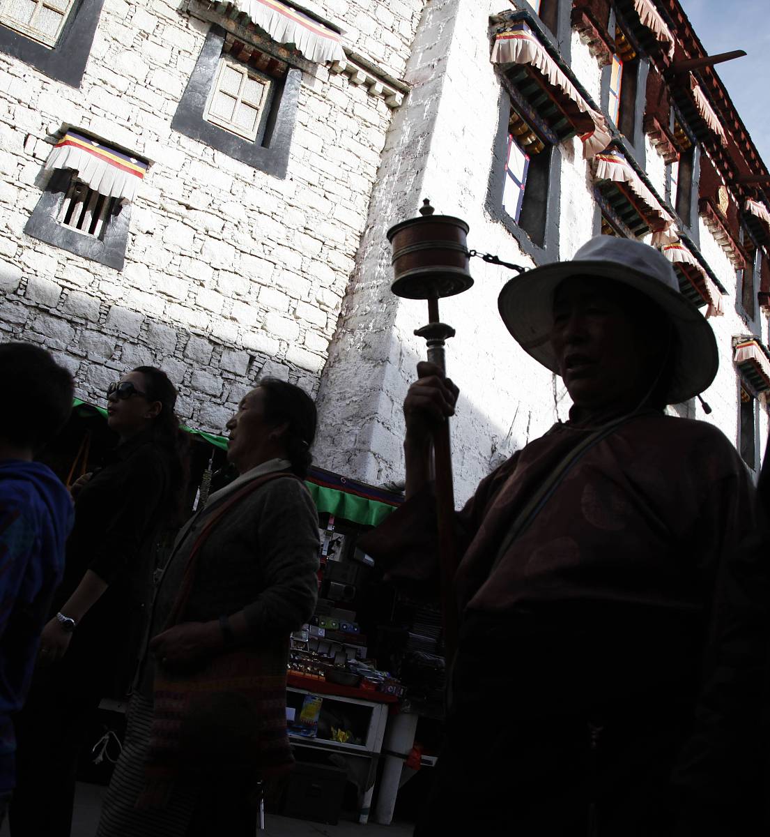 写一篇多元文化交流：丰富人类文化宝藏