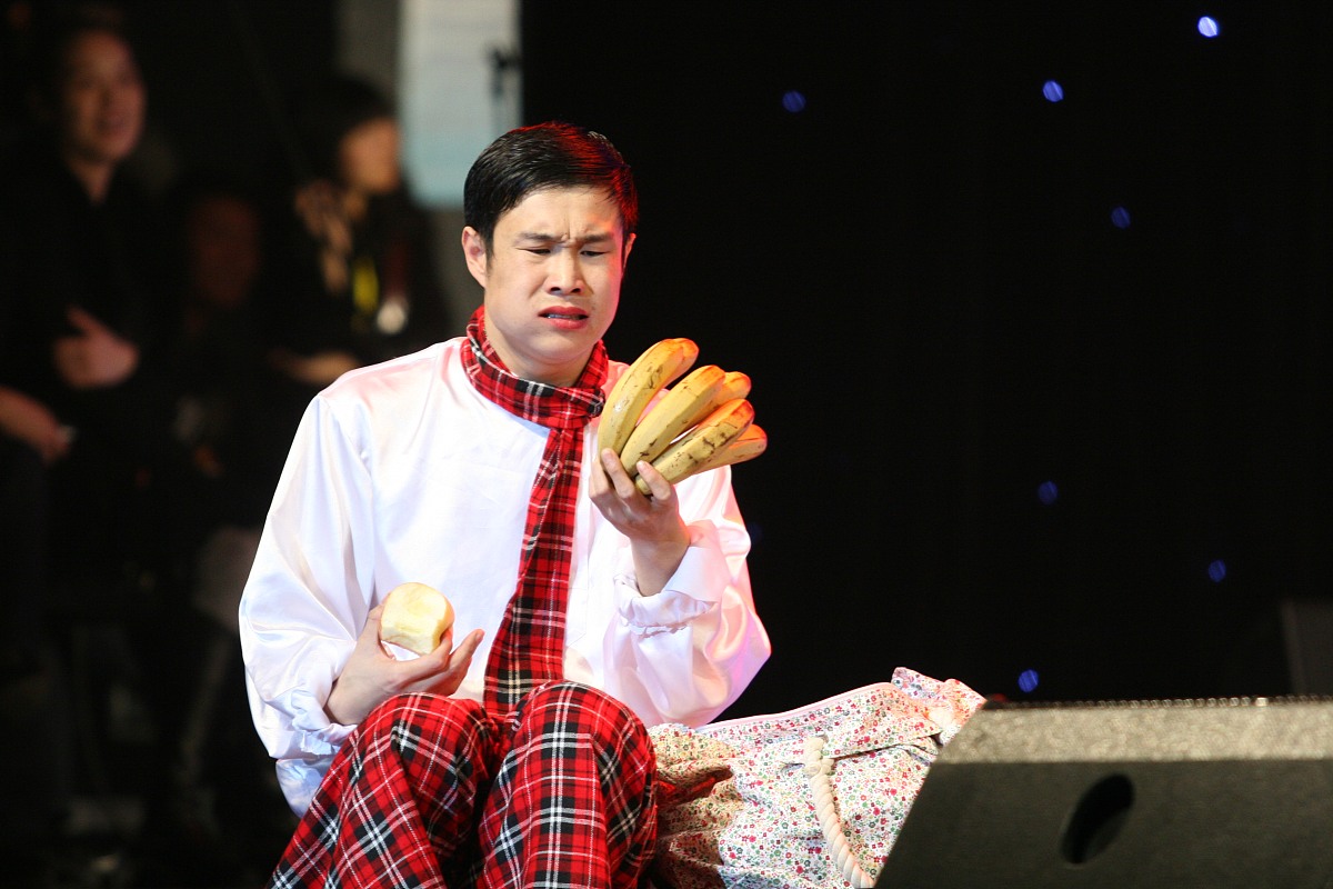 写一个 关于东北方言的小品 字数大于4000字 要搞笑的 可以 上台演出的