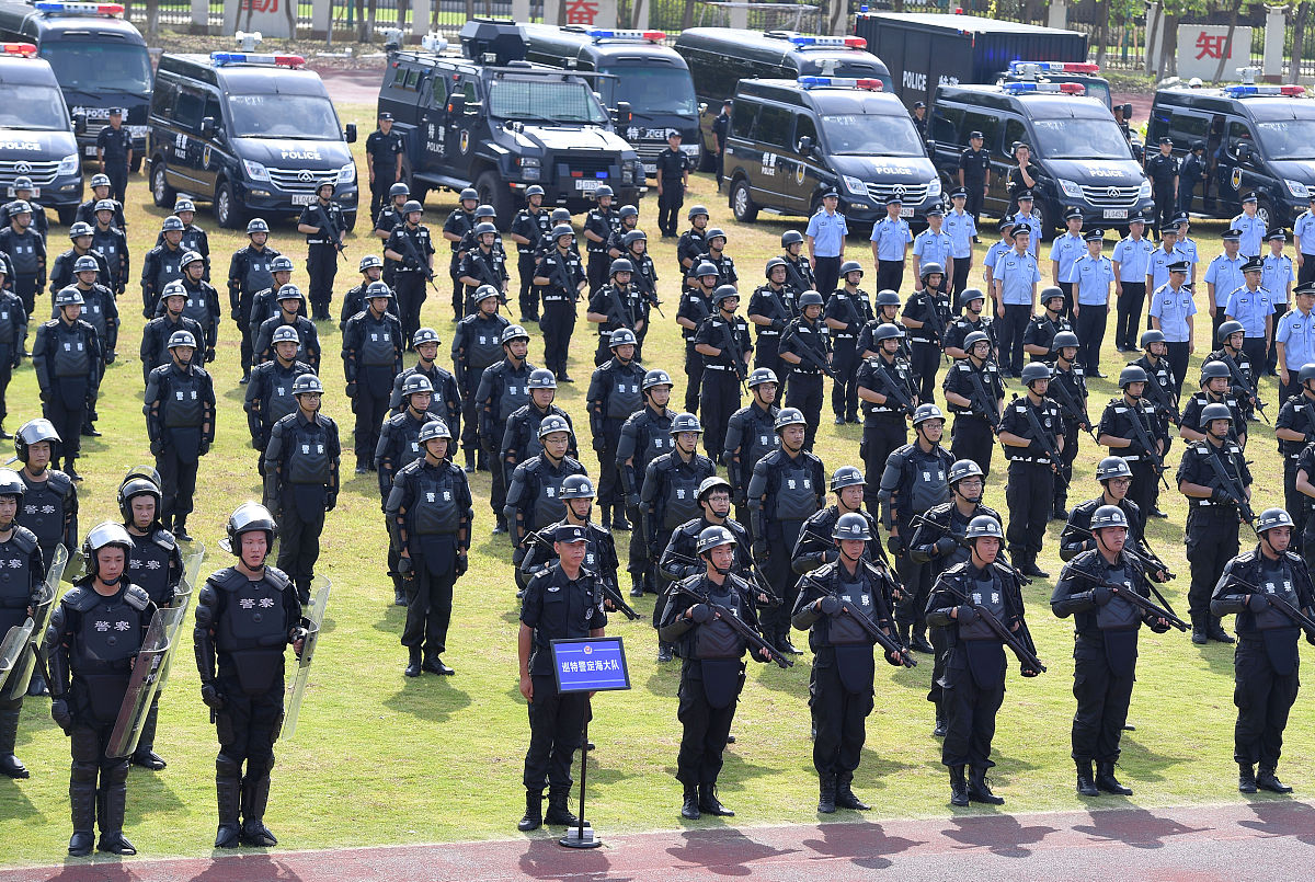 请站在一名移民警察角度以《如何理解中国式现代化》为主题写一篇2000字左右的论文。