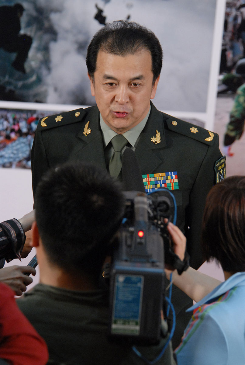 闫树男一级士官天津武警赵方方女电视台职员2008年第一次见面相知相爱写个长篇爱情故事