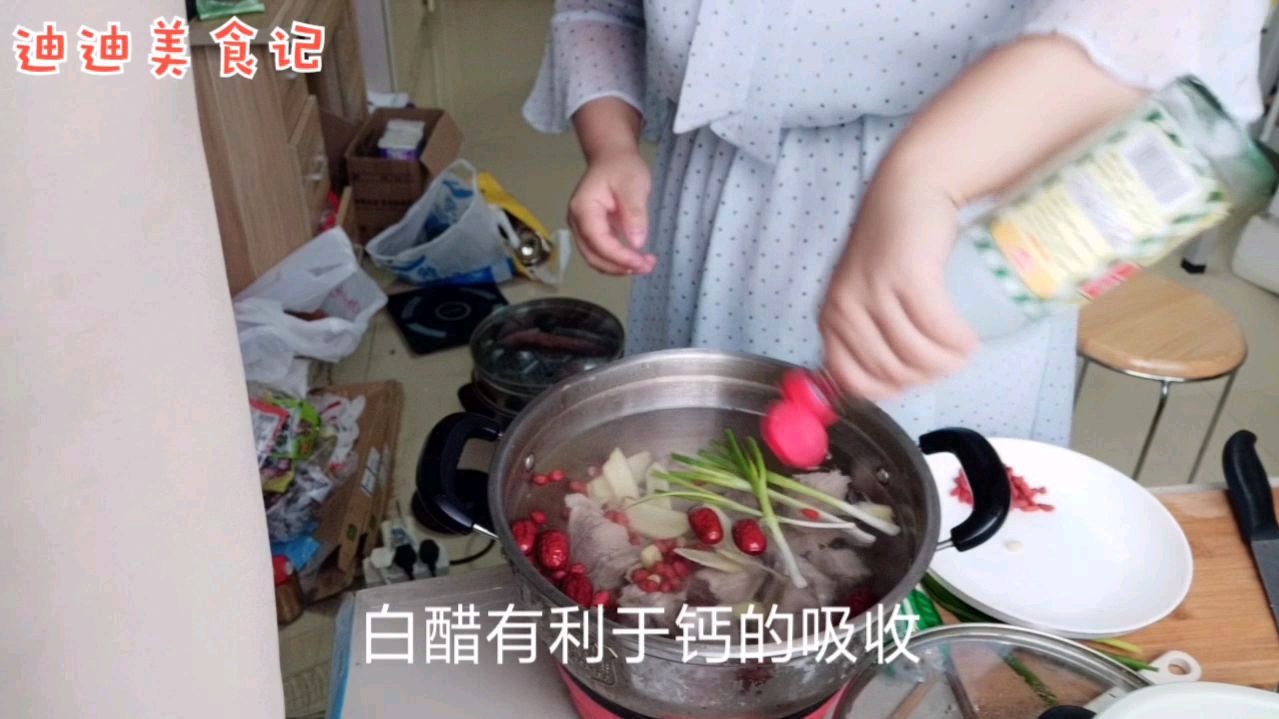 秋天吃什么最补气血?迪迪推荐你一款莲藕排骨汤的做法赶快学起来