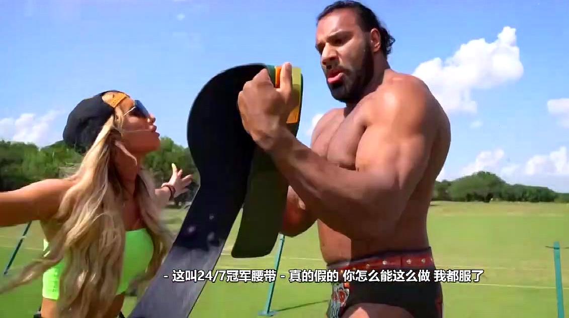 [图]WWE24/7腰带真不省心,二柱子打高尔夫放松,金德偷袭差点得手!