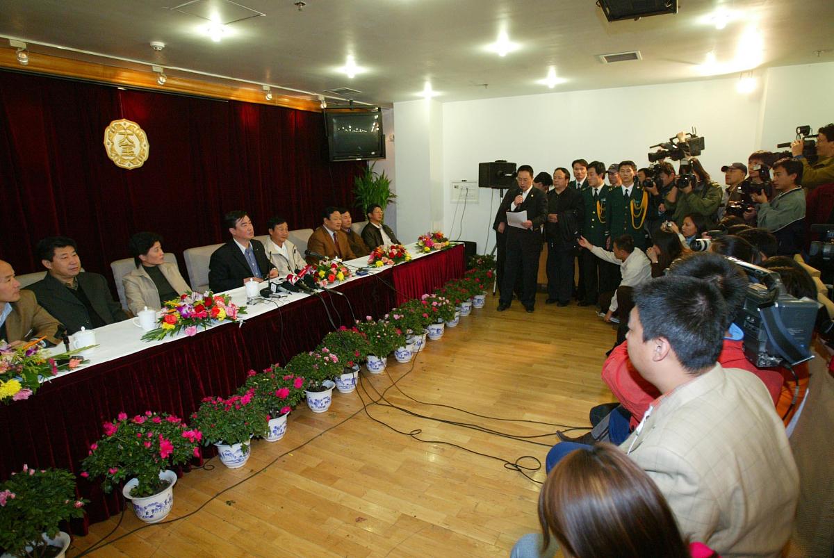 蒋建清在任南京林业大学党委书记的五年中始终在思考农林院校的特色发展、协调发展、高质量发展之路。在本书35篇文稿中有25篇诞生于南京林业大学；19万字的文稿中15万余字或讲述南京林业大学的绿色传承、或思索南京林业大学的困境破解、或描绘南京林业大学的前进蓝图。作者以深度思考为路径以学校治理现代化为关照对学校理念、制度和目标进行了审视、修改、完善提出把办学理念由以人为本、特色发展、追求卓越改为以人为本、