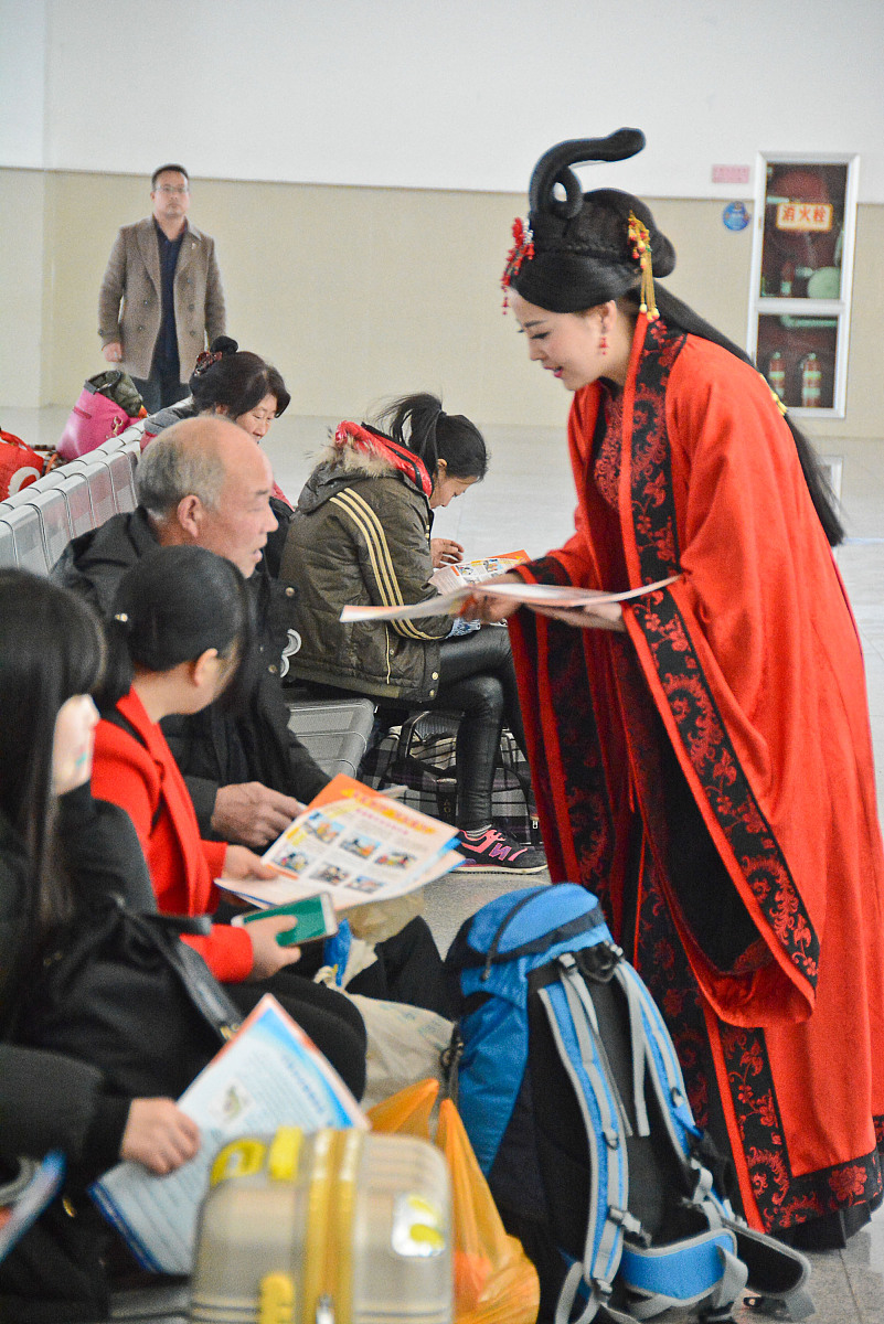 ***_***2017年1月13日,陕西省汉中市火车站,两名着汉服的铁路工作人员