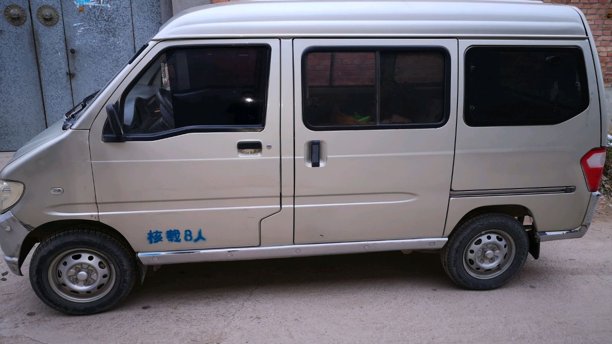 8600元买的面包车太能装了,装满工具和配件还能坐仨人