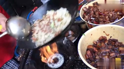 南京炒饭界的爱马仕!老头做炒饭30年,一晚卖800份,豪车排