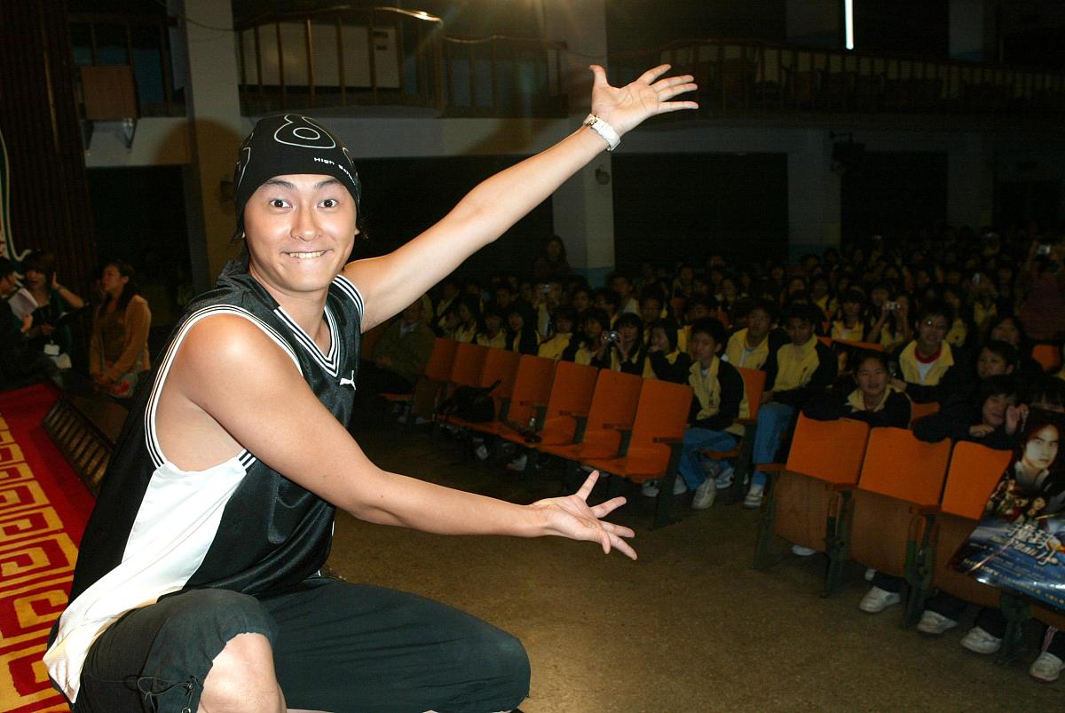 这段内容描述了Jonathan与DIO的吸血鬼手下进行战斗的情景。这些吸血鬼手下的数量为n他们的实力分别为a1a2an。将lr表示为由索引从l到r的吸血鬼组成的组。Jonathan意识到任何这样的组的实力都取决于其中最弱的链接也就是按位与运算的结果。更具体地说组lr的实力水平定义为flr=al&al+1&al+2&&ar。这里的&表示按位与运算。因为Jonathan想要迅速击败吸血鬼手下他将把吸血