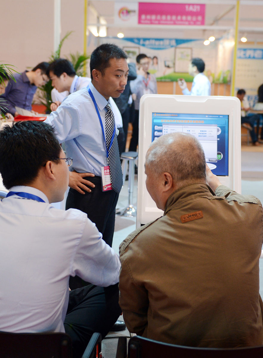 上海大爷的旧衣服：从“神雕大王”到乡村养老的宣传