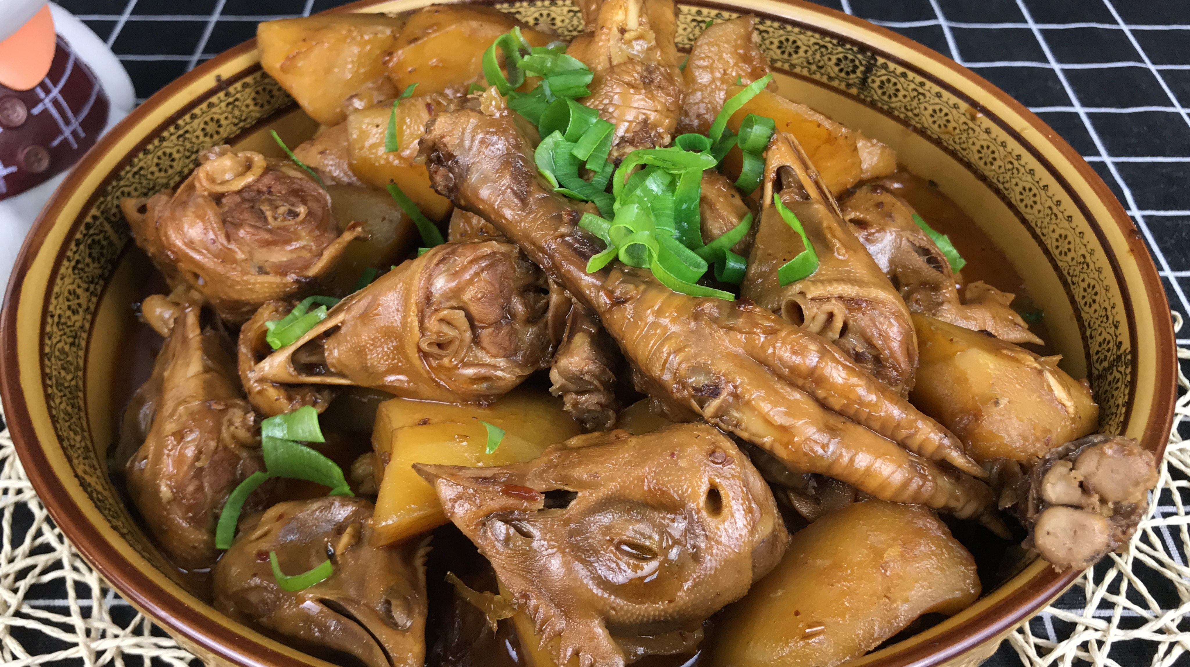 鸡头、鸡爪、土豆一锅出,媳妇最爱吃的家常炖菜,无技术含量