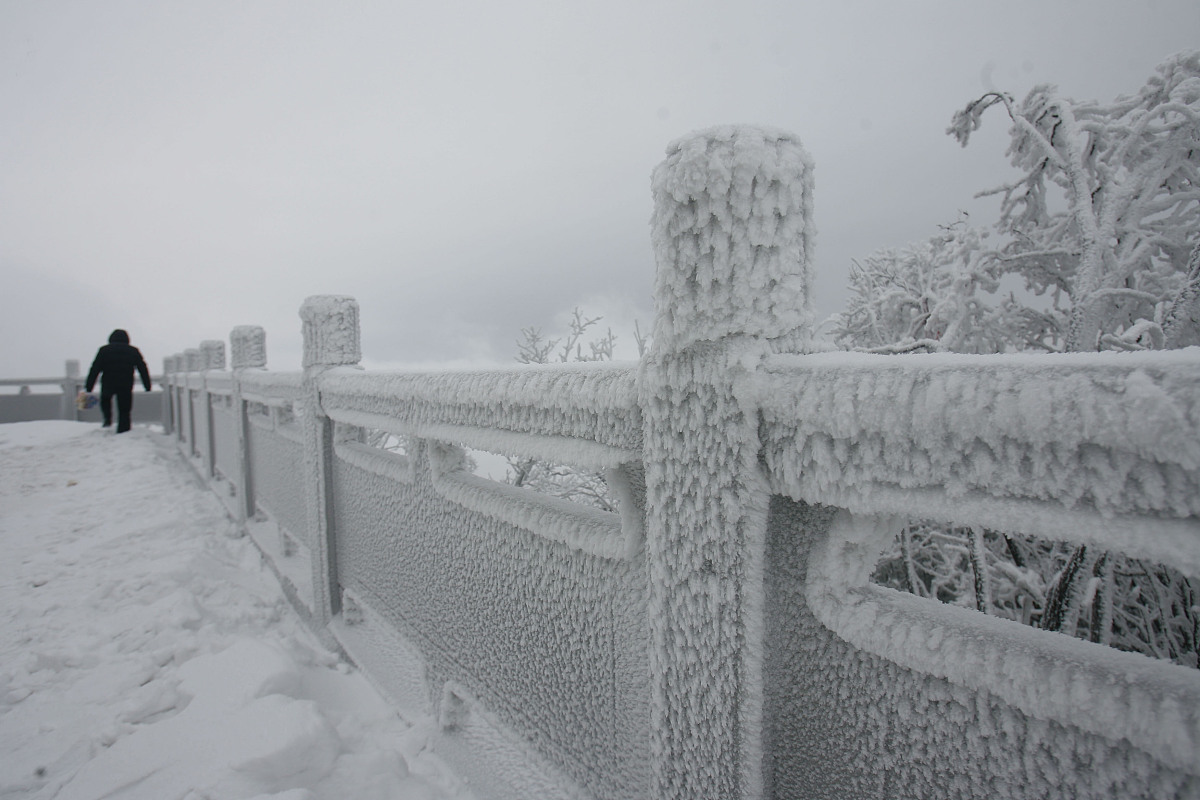 ***_***(湖北武汉媒体严禁下载)2011年1月3日,新年首场大雪过后,张家