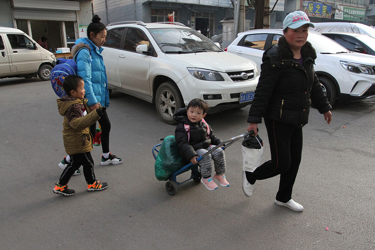 街头暖心一幕：我帮助迷路小男孩团聚