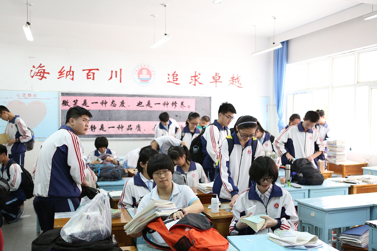 2017年6月5日下午,全国高考前夕,日照一佳高考学生在教室收拾书籍,准