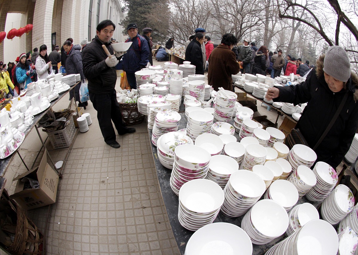 2008年 1月 19日 , 一年一度 的 春节 年货 商品 采购 大集 在 北京 