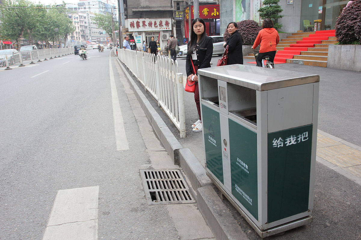 ***_***2015年4月24日,武汉利济北路,街边垃圾箱上印着"好想要","我好