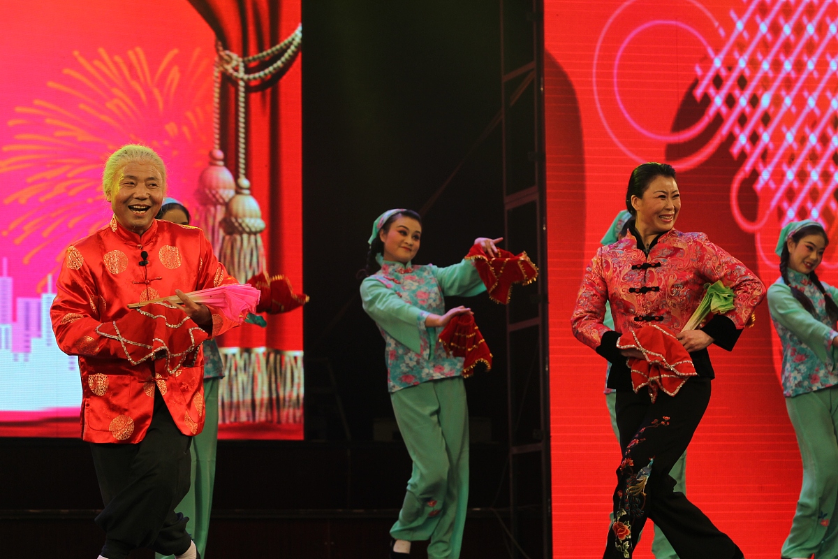 帮我把下面这段话写成一篇中文文章东北大秧歌的形成、发展和普及为东北民间地方小戏——蹦蹦二人转的诞生创造了条件。蹦蹦继承了东北大秧歌舞、唱、逗的艺术形式由众人舞、变成几个人或一人、两人舞由一人唱变成了两人唱由大场地群舞唱变成了舞台上舞唱。嘉庆年间东北地区诞生了民间地方小戏蹦蹦距今已有二百年的历史了。二人转主要包括单出头、二人转对口和拉场戏三大类。二人转是在东北大秧歌和东北民歌基础上吸收、借鉴河北莲花