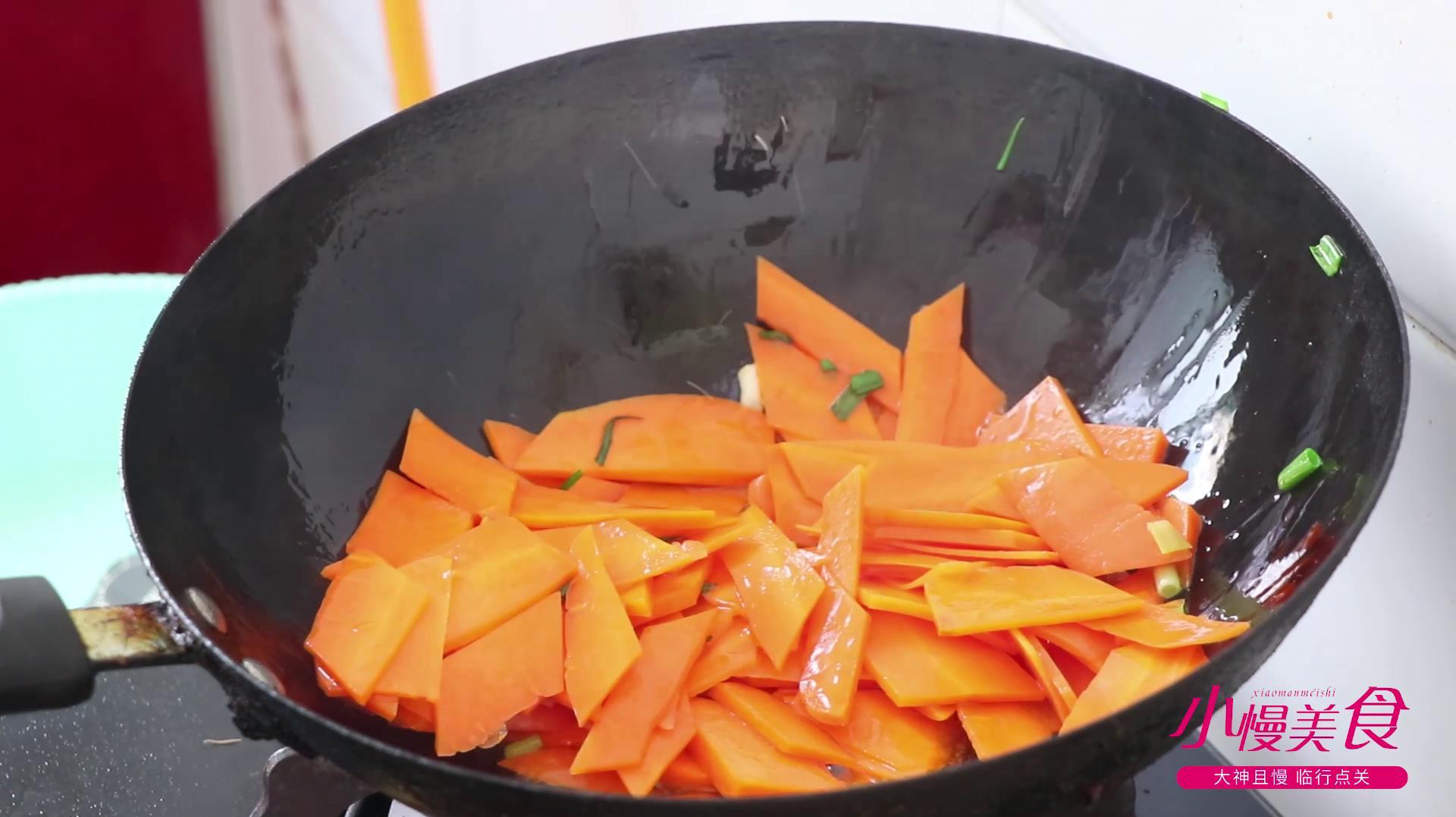 大厨教你清炒胡萝卜的家常做法,营养翻倍,味道太棒了