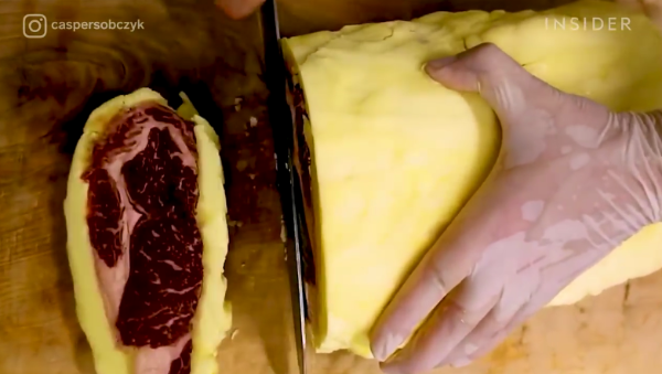 这层裹住牛肉的黄色外壳是什么东东?大厨透露牛肉秘诀