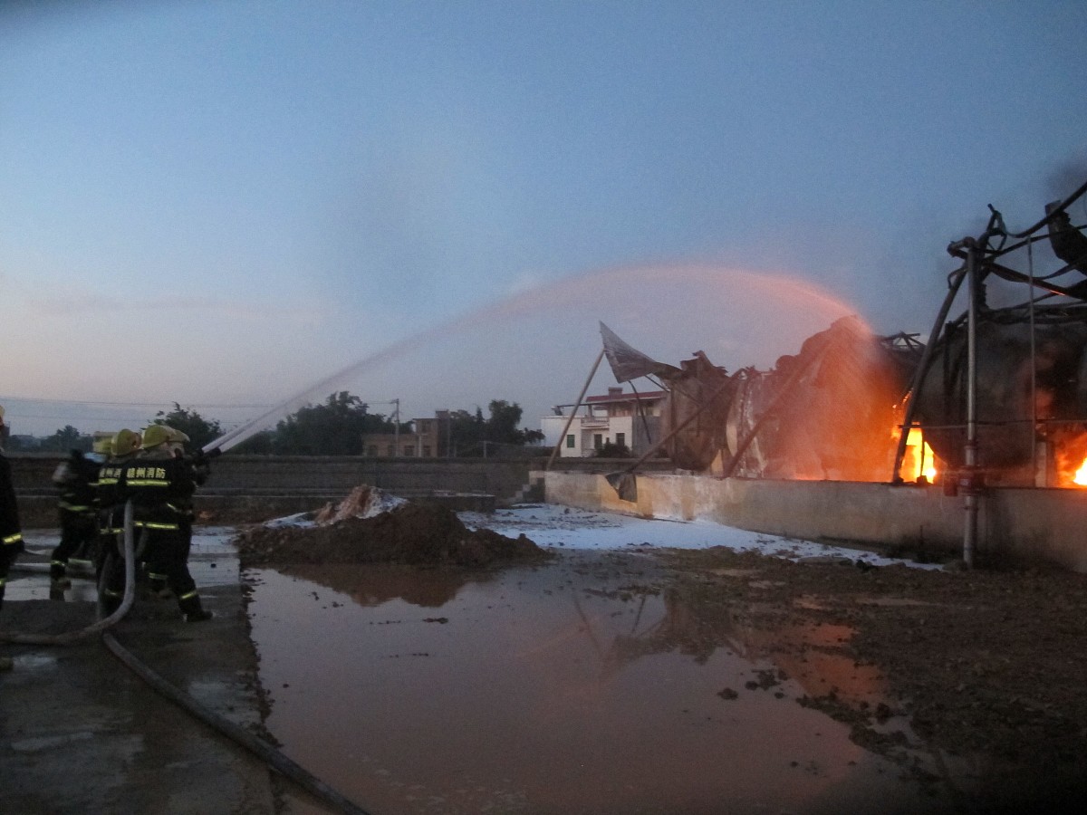 2007年春我国某城镇一家化肥生产公司发生二氧化硫气体泄漏事故当地周围学校部分师生和群众共4508人吸入二氧化硫气体普遍出现呼吸不畅部分出现轻。醒的头果、头痛、胸闷、腹痛等症状。事故发生后政府等相关部门及时启动突发环境事件应急预案展救援救护工作一个月后大部分留院观察者全部作为一名环保人如何看待这次环境污染事故呢