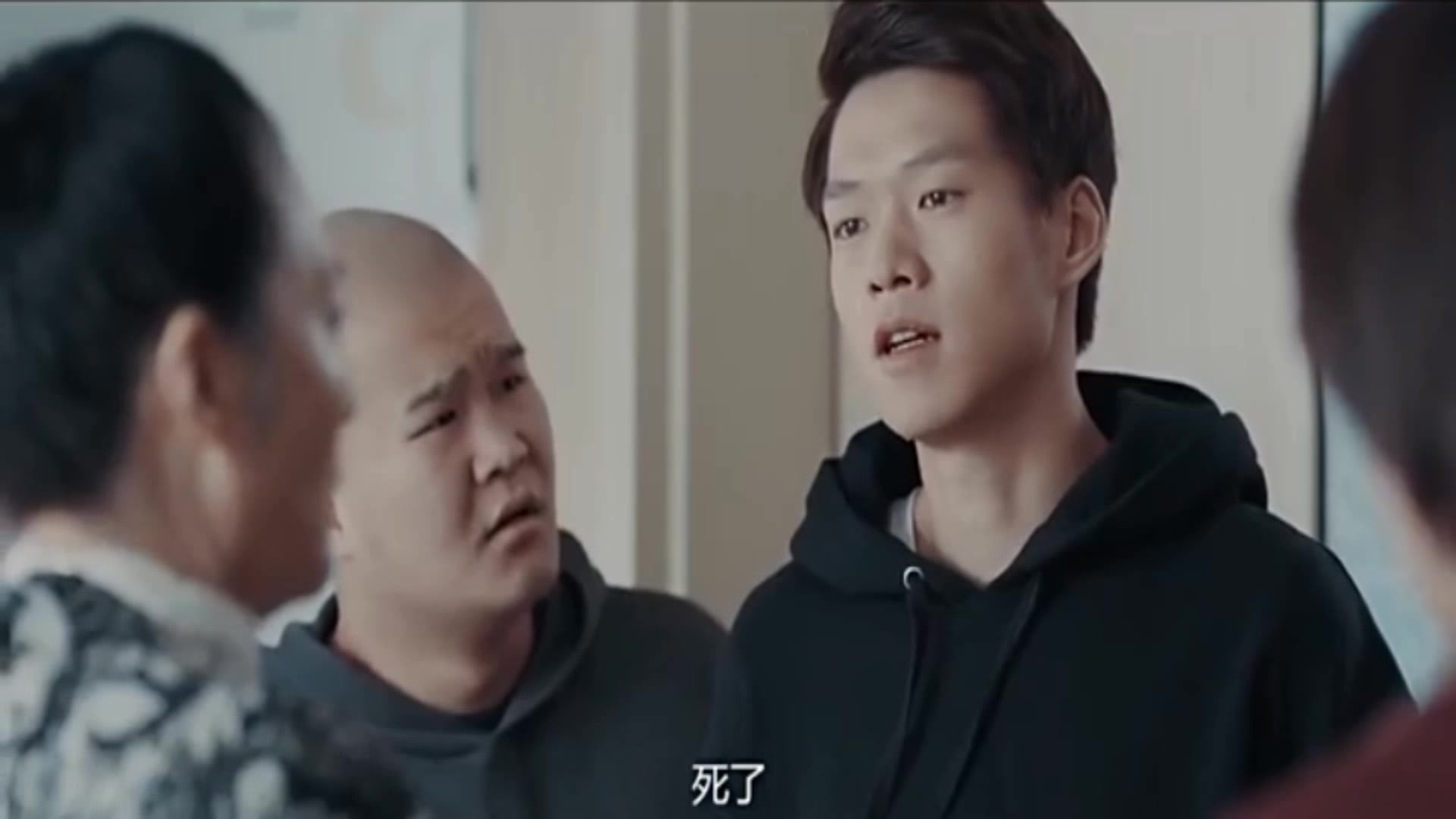 小伙伤心离开,满脑子都是女孩的影子,想着女孩对自己的信任!
