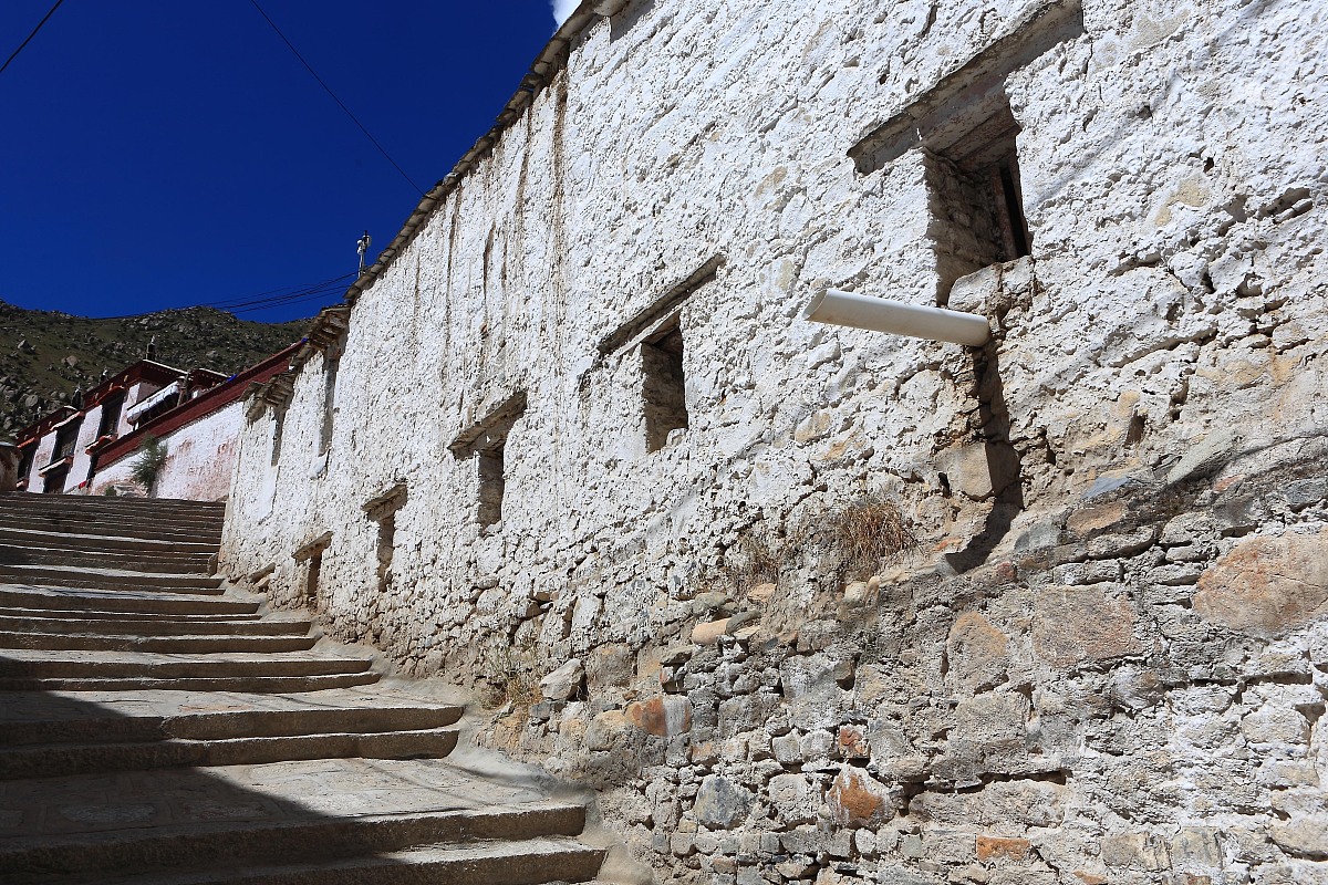 ***_***哲蚌寺,坐落在拉萨市西郊约十公里的根培乌孜山南坡的坳里,是