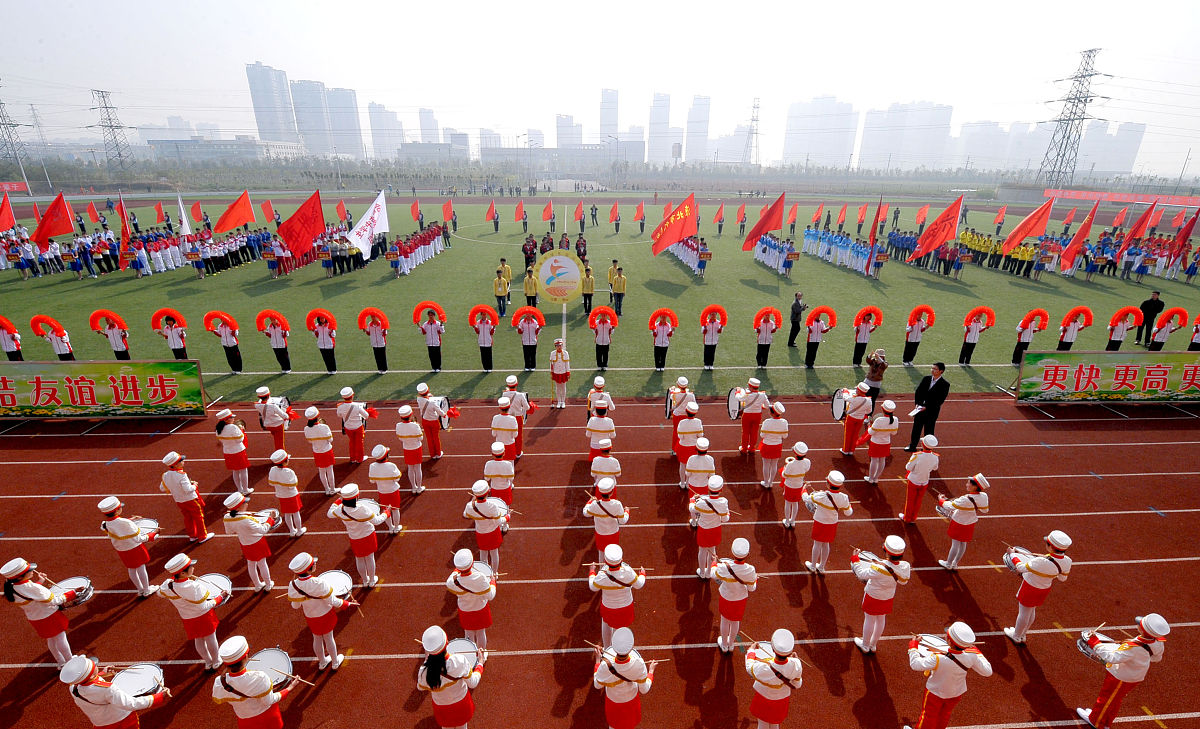 春季运动会开幕式盛大举行，展现师生风采！