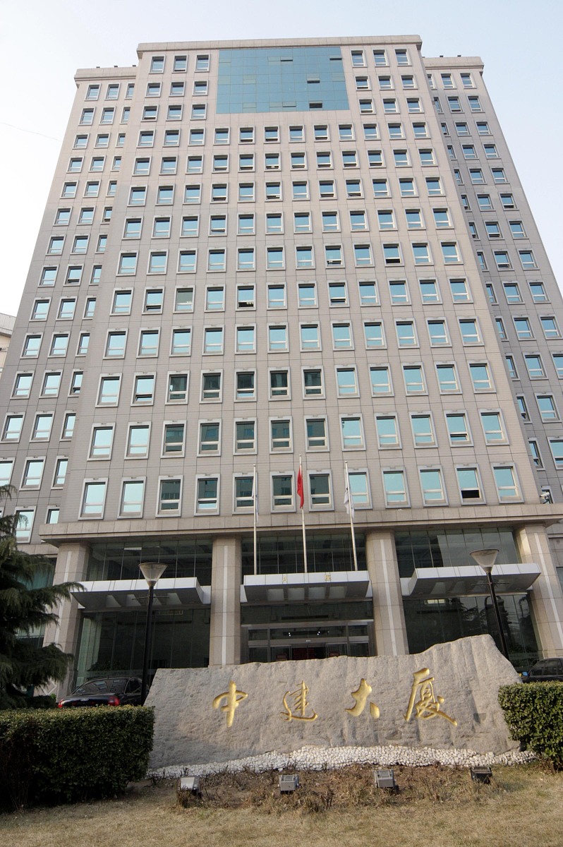 即将为昆明市西山区政府投资平台公司开展主题为：普法强基补短板-以案促改提质增效合规治企法律培训。主讲提纲主要包括：一、	政府平台公司常见法律风险分析；二、	城市更新、一级开发、城中村改造、房票补偿、自主腾退、融资担保、建设工程优先受偿权、破产债务申报法律实务；三、	集团及下属子公司涉诉案件大数据分析：诉讼背景、诉讼结果、败诉原因、实务工作中存在的问题、借鉴意义：以案促改的方向及措施建议：四、	总结