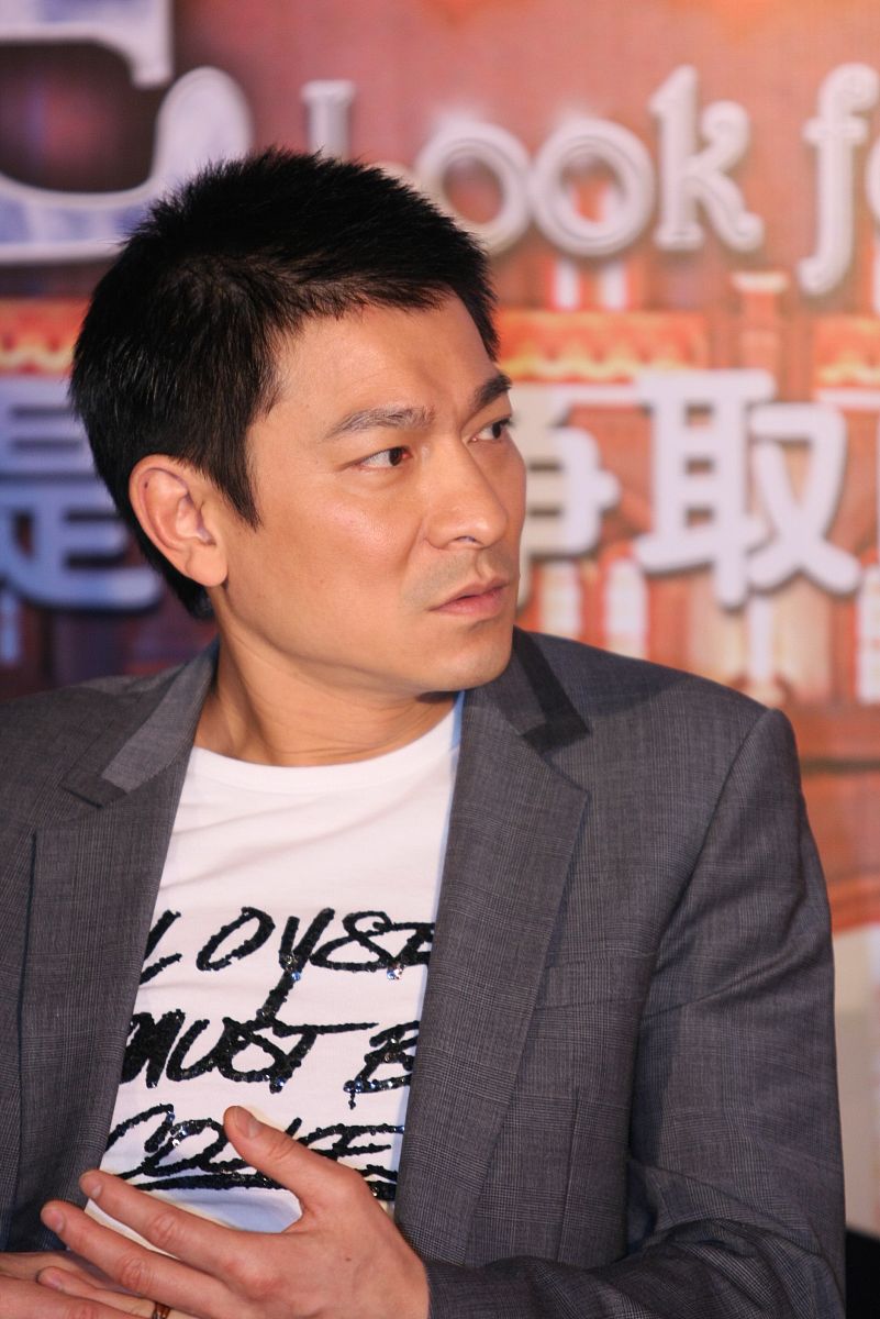 2009年1月13日,北京,爱情大片《游龙戏凤》举行官网启动仪式.刘德华玩