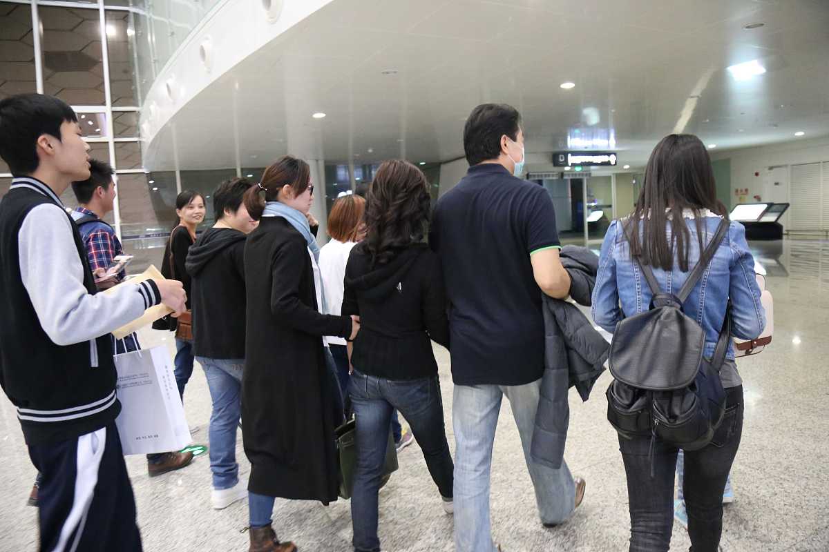 2015年04月12日,广东省深圳市,从外地参加活动回来的赵雅芝与老公现身