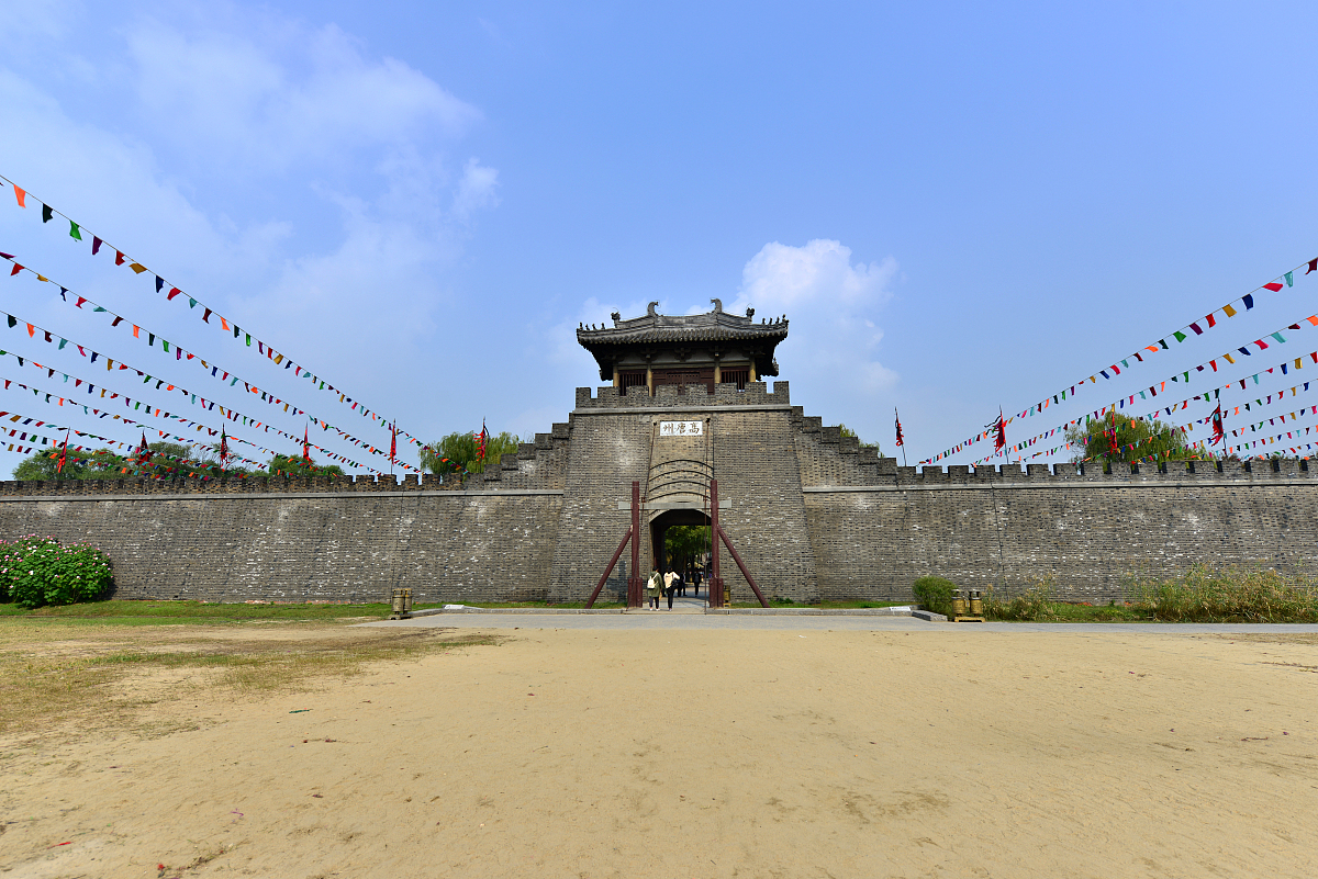我想让你关于比较《水浒传》与《三国志演义》悬念手法异同的论文可以从人物形象、情节、环境、写作手法四个方面分析语言要凝炼准确必须引用参考文献语句要通顺字数要求两千字