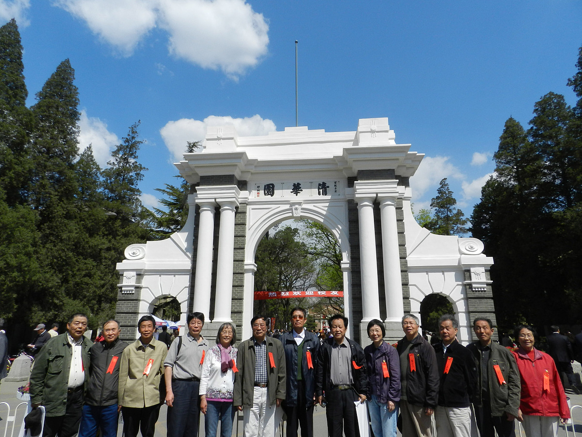 ***_***2011年4月24日,校友们在清华大学校园里合影留念.  +++_+++北
