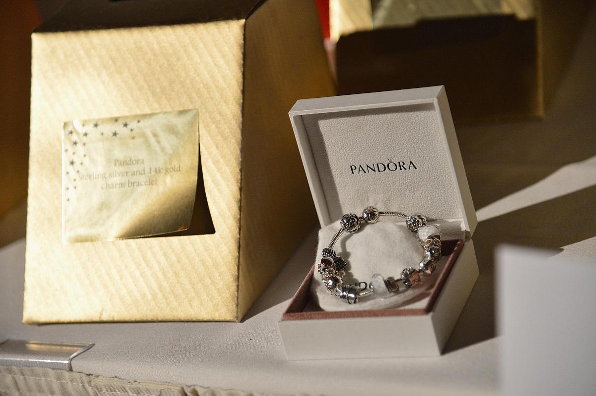 将以下广告内容优化缩短到刚好90个字符：The perfect gift delivered with our attractive packagingEvery piece in the collection comes with an Amore Argento purple pouch and box and creates the perfect gift