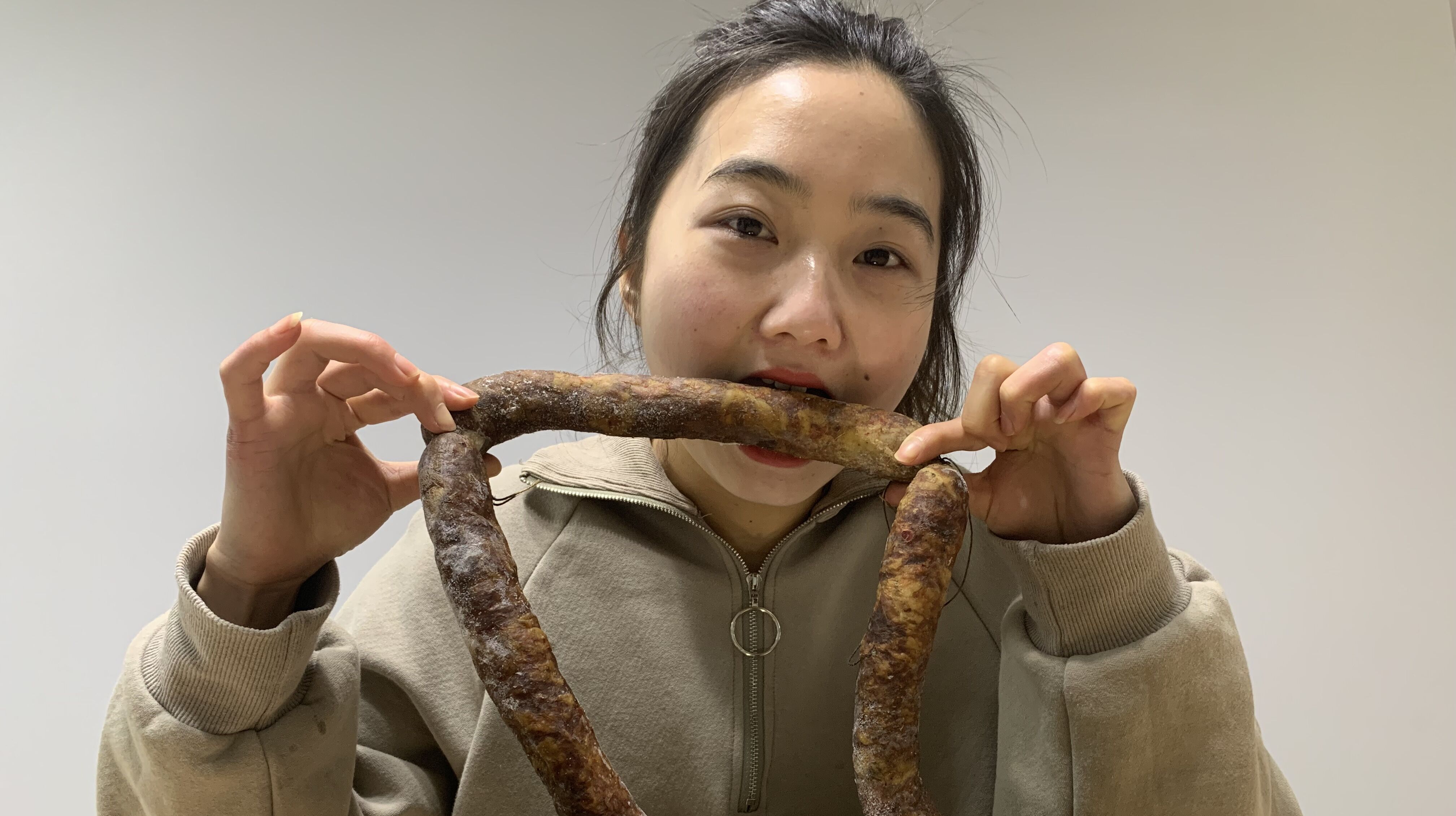 乡下带来的腊肠,妈妈用柴火熏了足足30天,一口下去好知足啊!