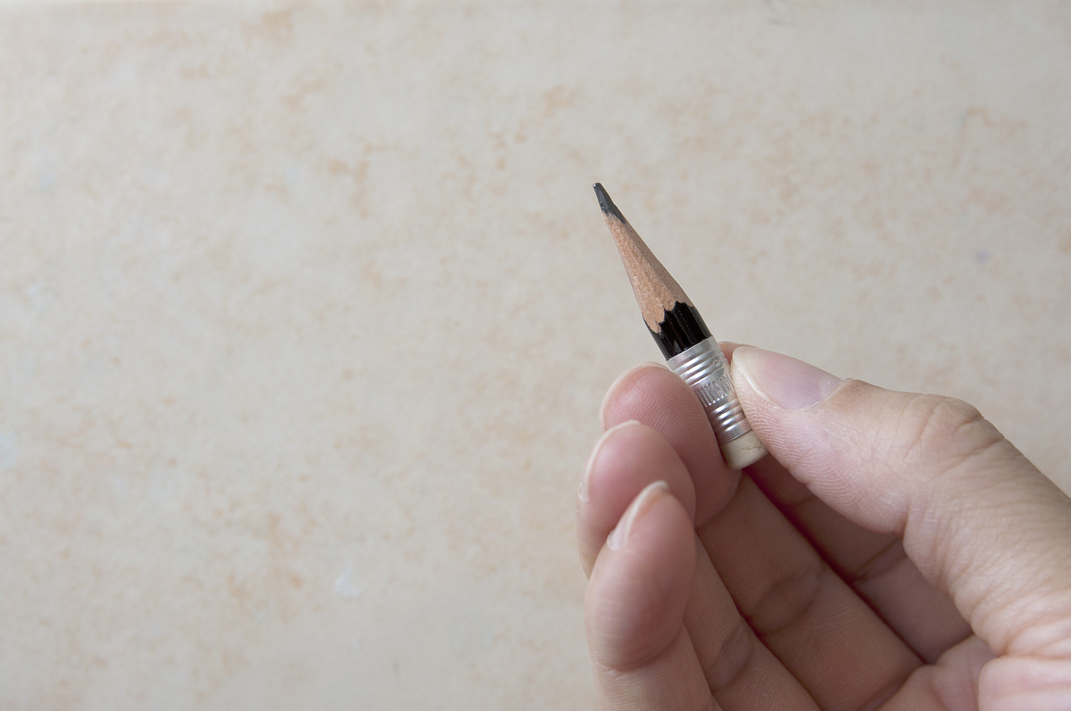 试电笔安全使用指南：手不能接触笔尾金属体