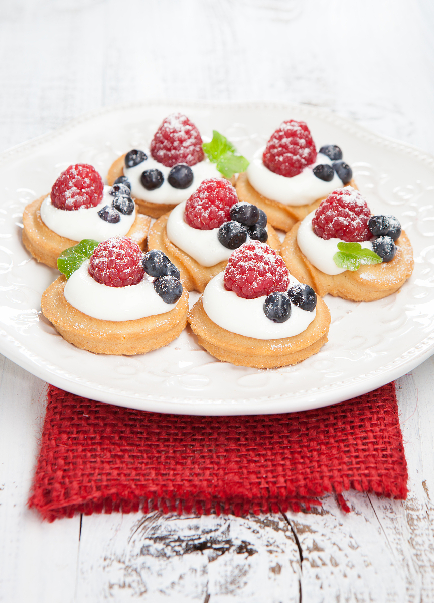 raspberries mini cakes