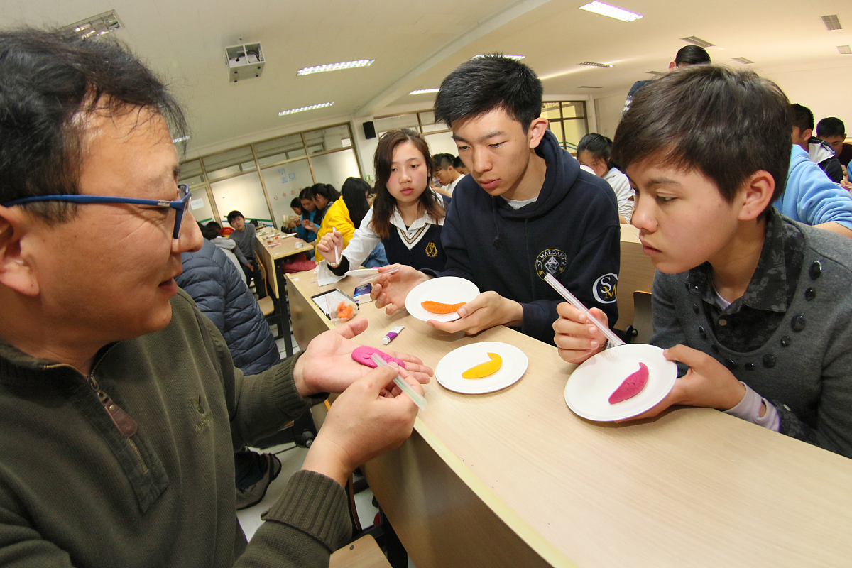 ***_***2016年12月16日,海外华裔青少年们在山东烟台鲁东大学学习制作