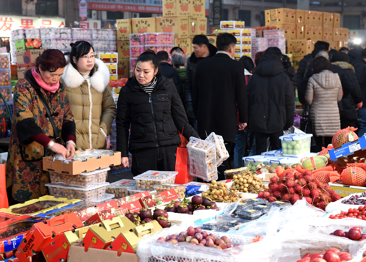 ***_***2018年2月10日,浙江义乌果品消费市场,前来购买水果的市民络绎