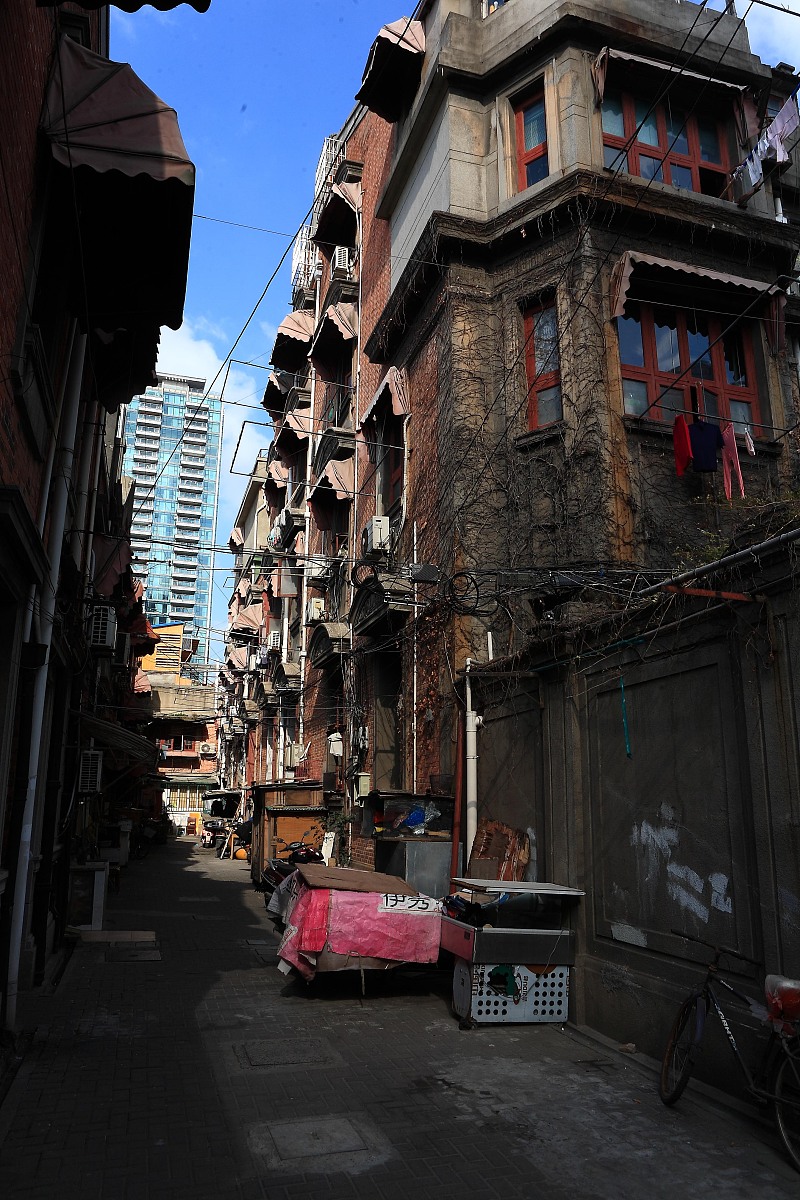 请写几个问答访谈主题是在电视剧狂飙火之后给江门市墟顶老街带来的变化的感受等等。