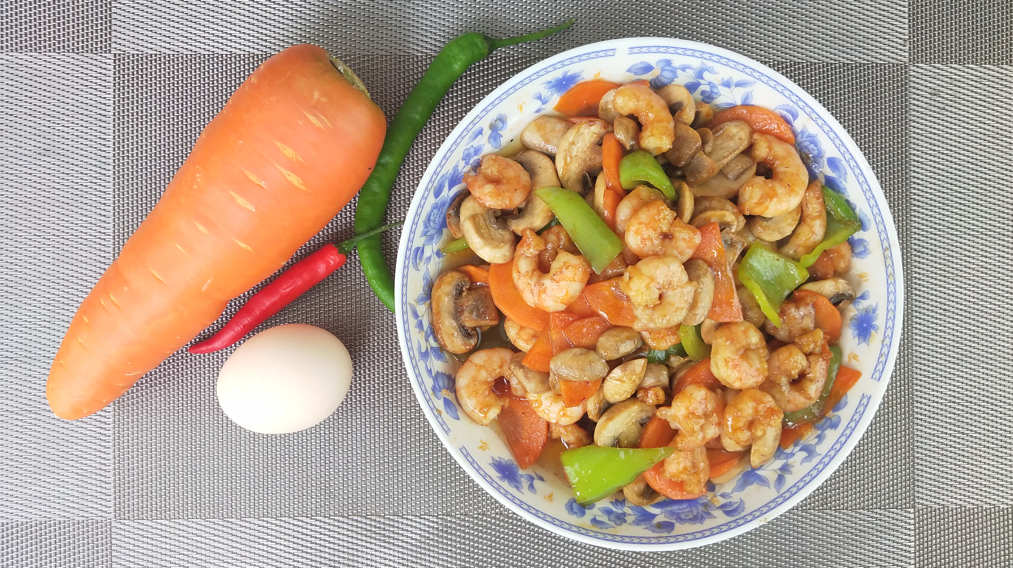 蘑菇炒虾仁的诀窍,一共三步焯炸炒,这样味道口感非常的过瘾!