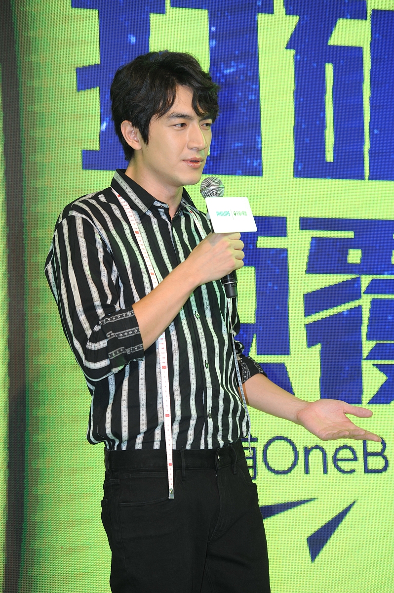 林更新懒理游戏账号被封脖挂皮尺玩时尚  签名互动粉丝亲和无星架