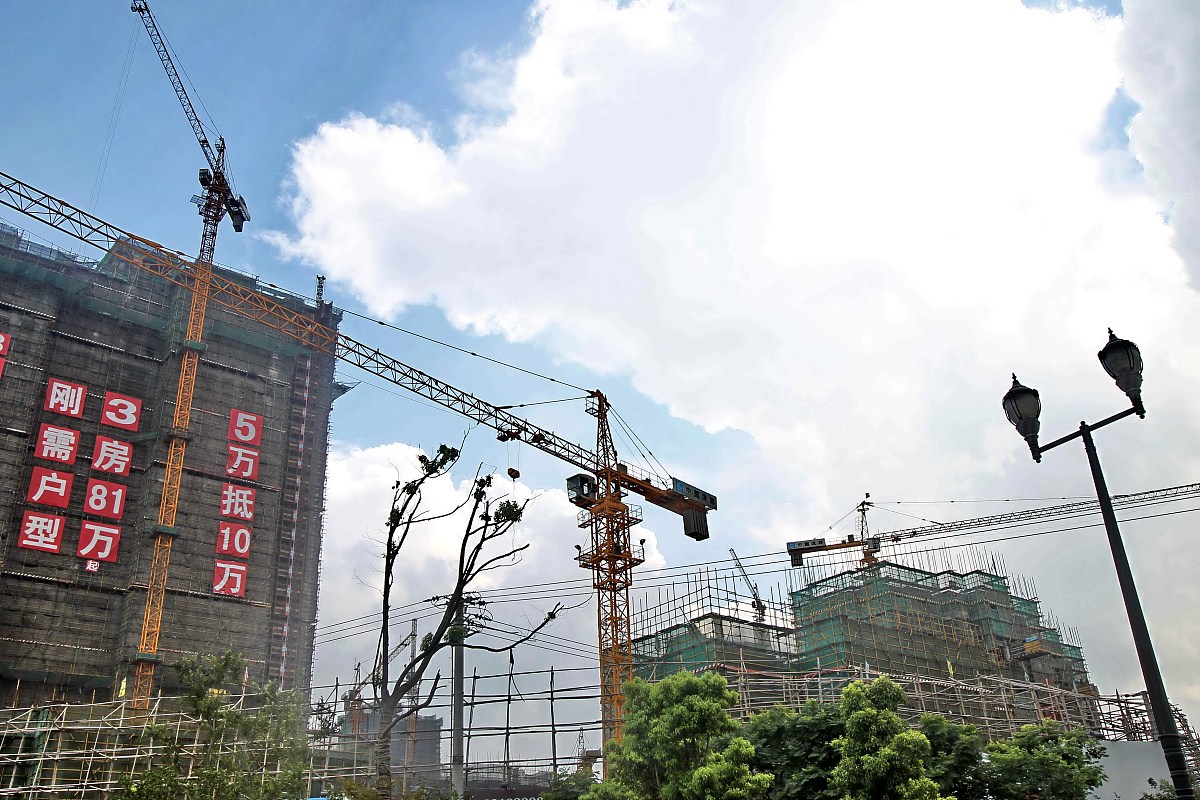 ***_***2012年8月2日,江苏南通,一处房地产开发楼盘施工现场外墙上写