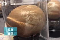 民间艺人蛋壳上微雕人物百态:表情传神 发丝可见