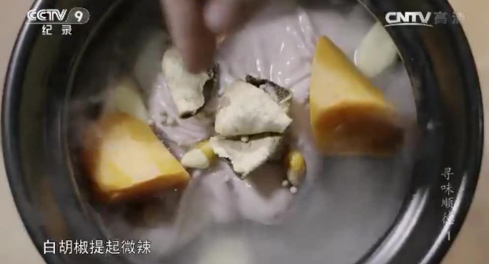 猪肚与猪骨熬出高汤,汤汁醇厚香浓,猪肚劲道弹牙让人爱不释口!