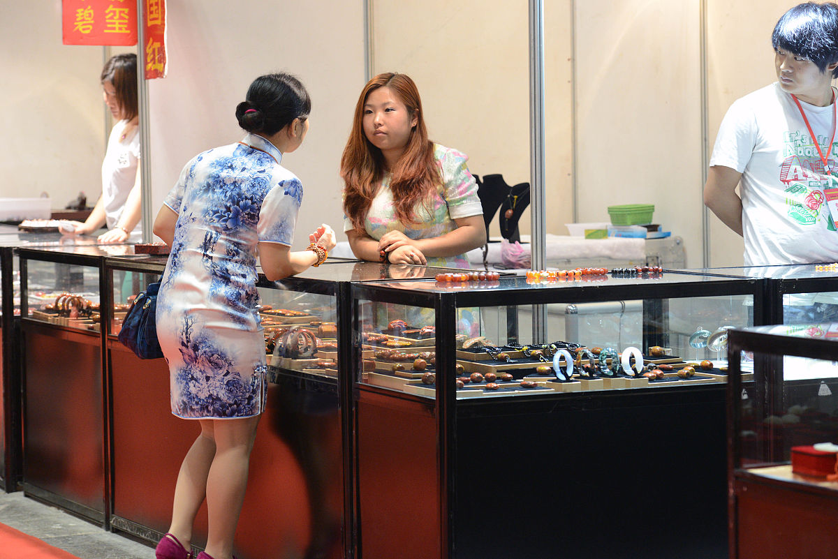 2014年5月9日,重庆.市民在"珠宝"展区<strong>上淘宝</strong>