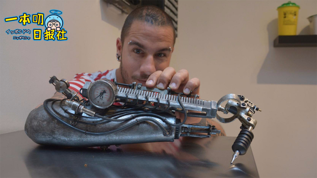 10岁被截肢,挡不住的天赋,用机械手臂给人纹身依然成为大神